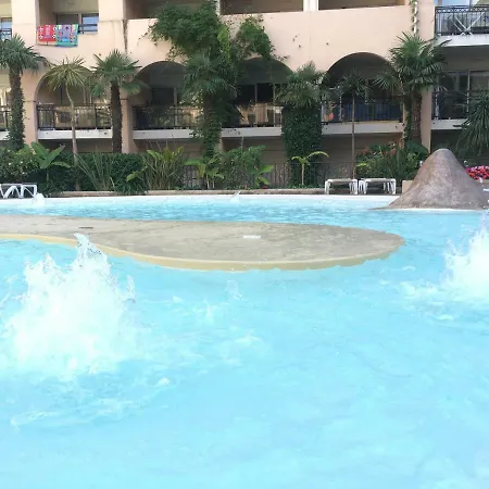 Pool & 아파트 *